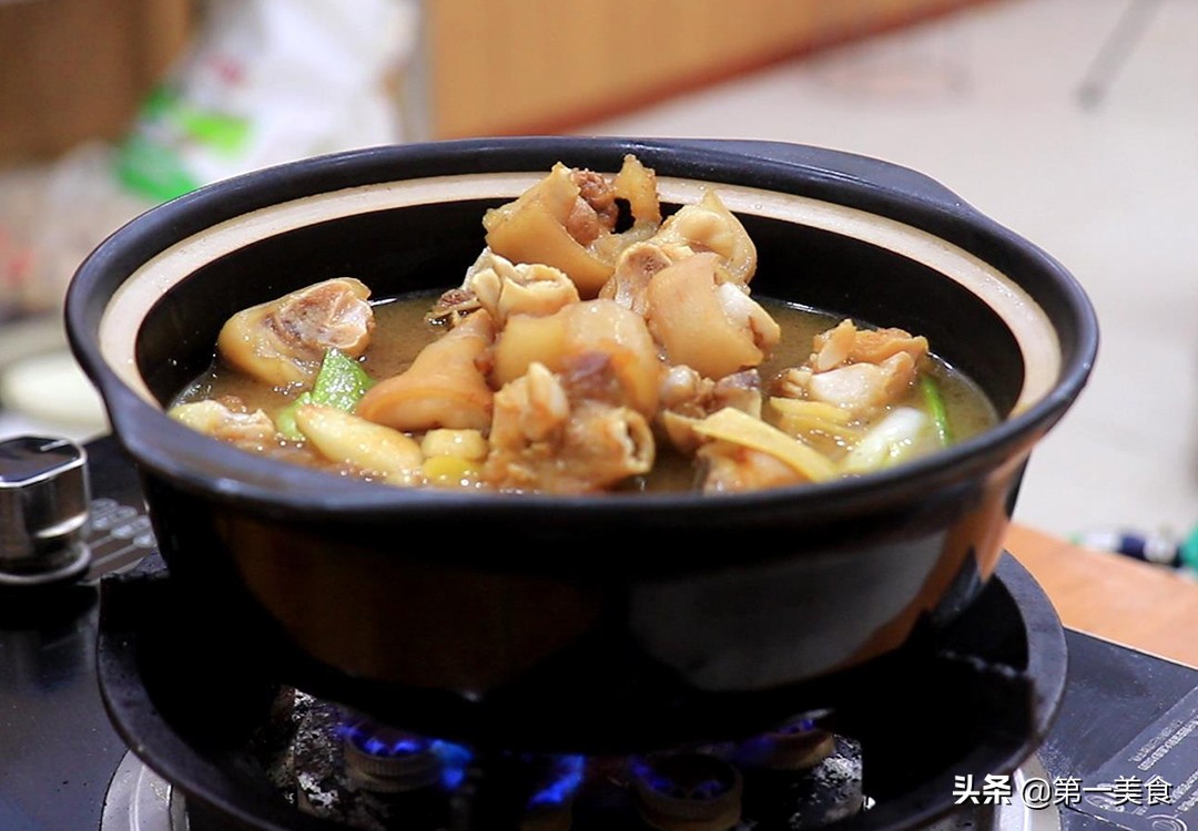 家常炖整个猪蹄最简单做法,砂锅炖猪蹄快的方法