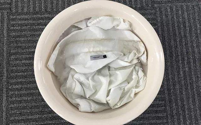 如何快速去除衣服上凝固的血渍,衣服上有血渍如何快速清洗