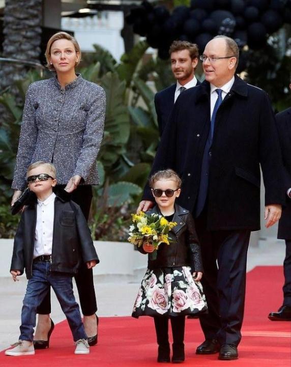 夏琳王妃与家人团聚，黑色风衣内搭毛衫很优雅，高冷气质也变温柔