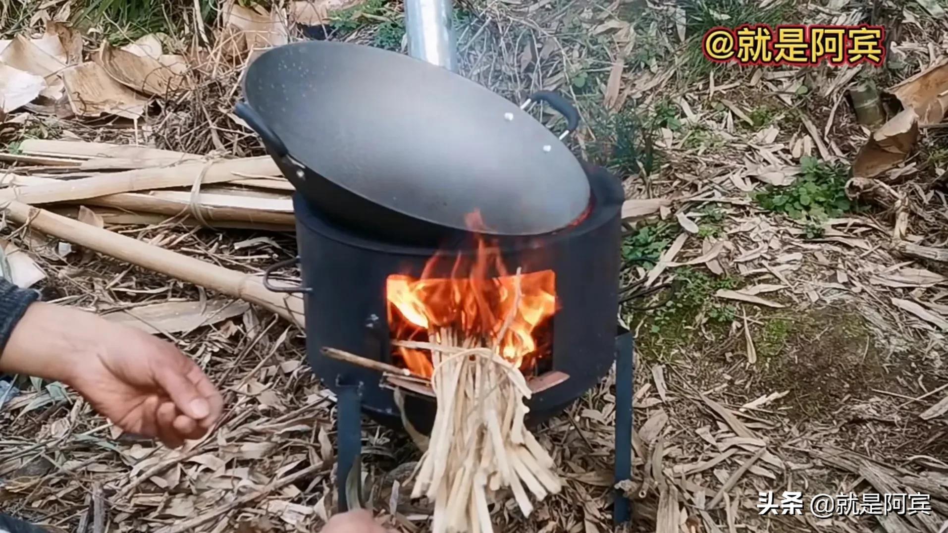 铁锅开锅时烧出的杂质怎么处理,新买的铁锅要用油擦几遍