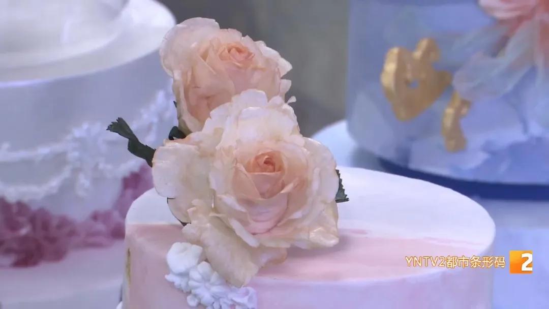 “太惊艳！一枝枝糖花在蛋糕上盛开！”来自昆明饭店的这位西点烹饪大师，牛！