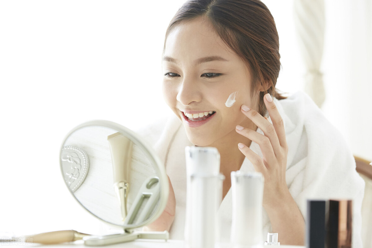 春季脸干燥起皮红肿发痒抹什么药,春季脸部过敏发红发痒起皮怎么办