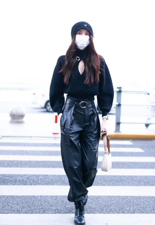 解锁冬季穿搭新方式：毛衣+皮裤，保暖又时髦，超模明星也在穿