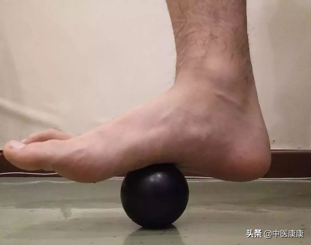 推荐几种缓解常见足跟痛的小方法,足跟痛穿什么样的鞋可以缓解