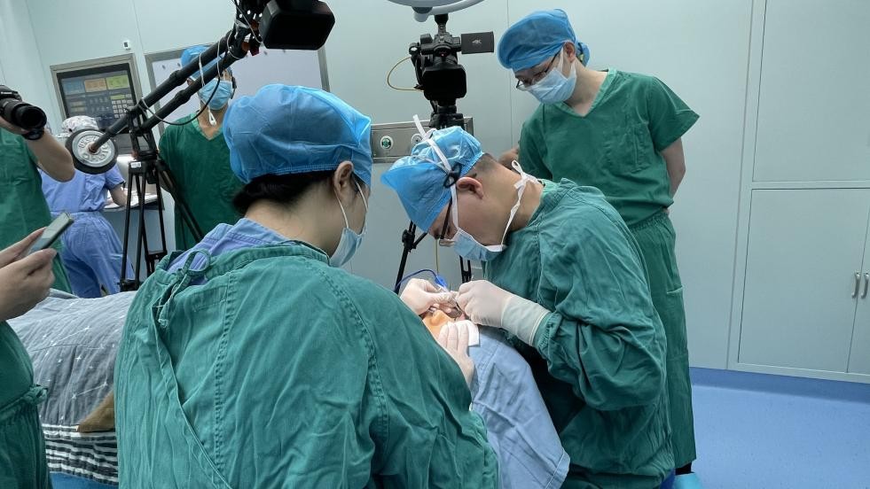 潘贰博士受邀到2021年成都美沃斯大会上作手术教学示范并分享心得