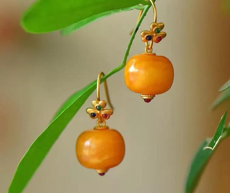 珠宝新贵：蜜蜡「mìlà」