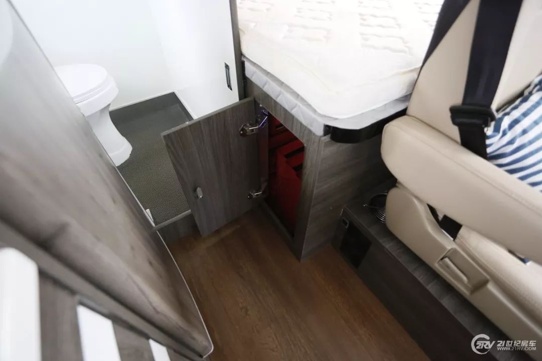 房车大全20-30万的小型c型房车,飞翔房车入门级b型房车价格