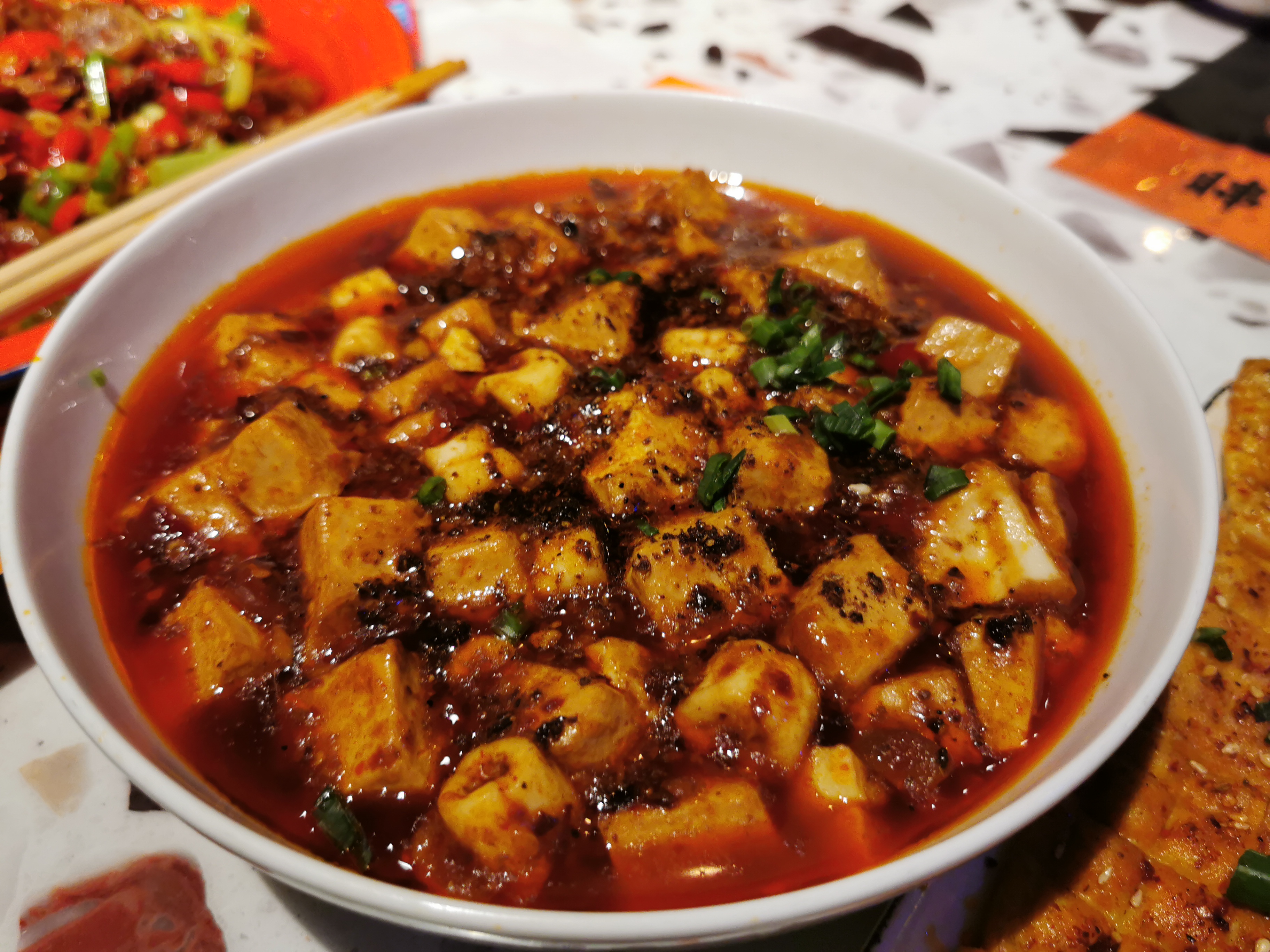 长治路这家店,足球宝贝跟你看球赛氛围棒,西昌小烧烤只有这里有