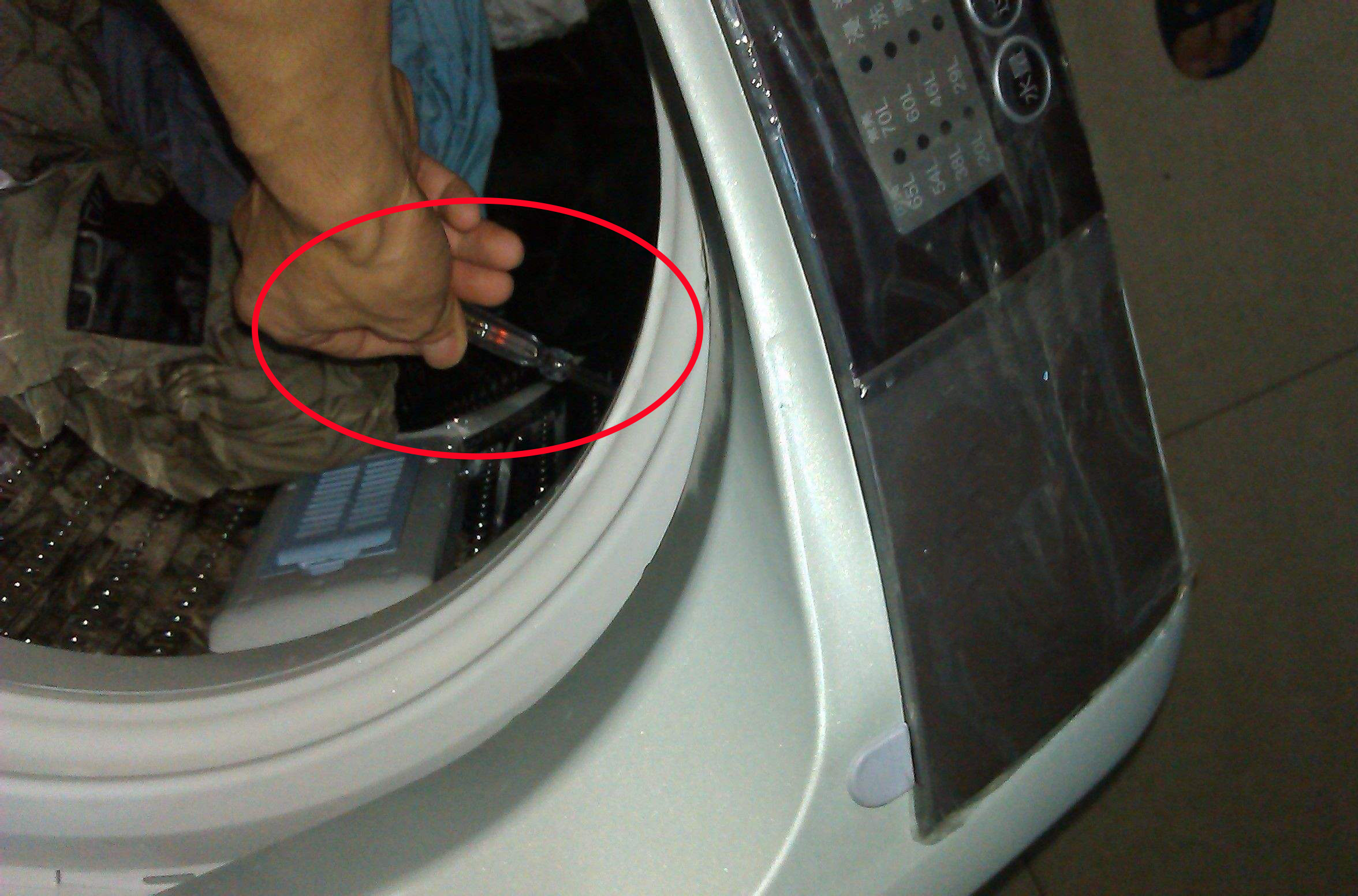 接开关插座老是跳闸怎么回事,插座回路跳闸了推不上去怎么回事