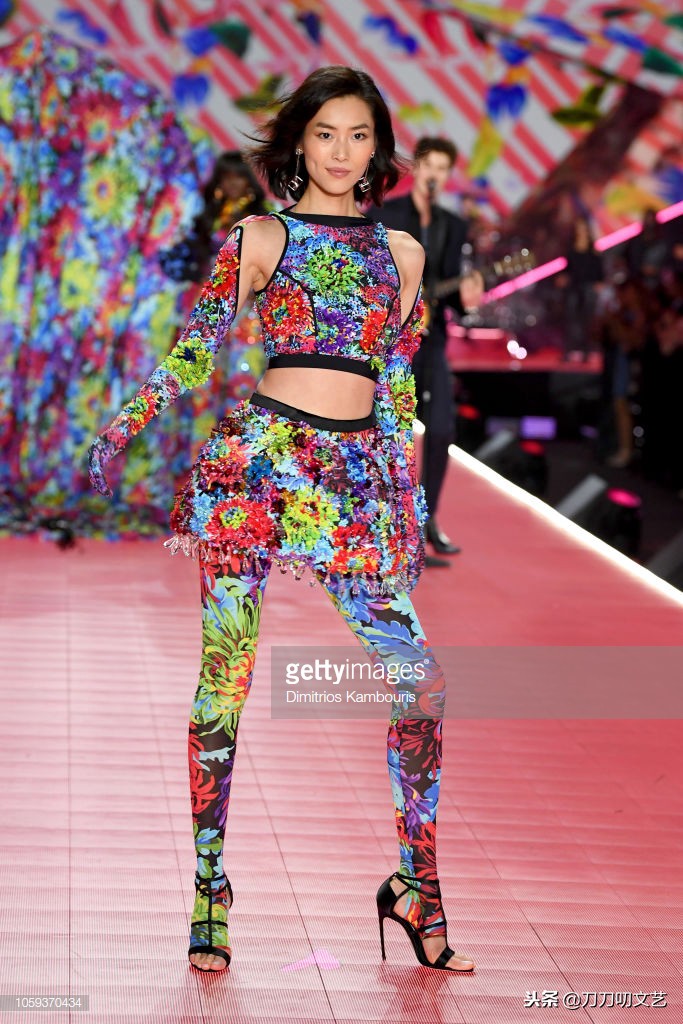 刘雯维密秀一套红蕾丝,走秀刘雯奚梦瑶维密