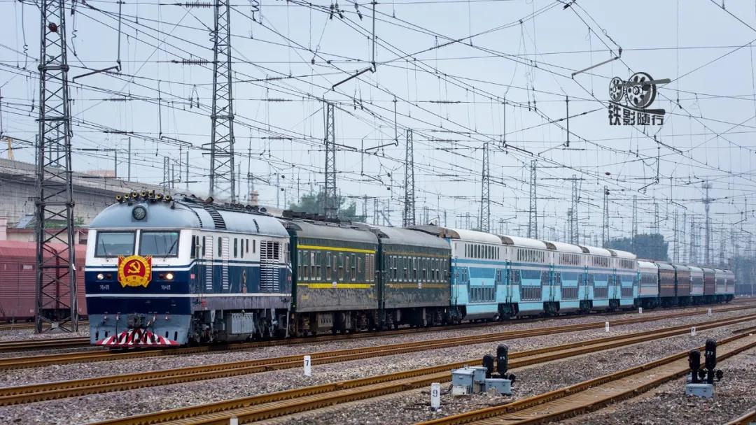 铁影车,东风11型内燃机车照片