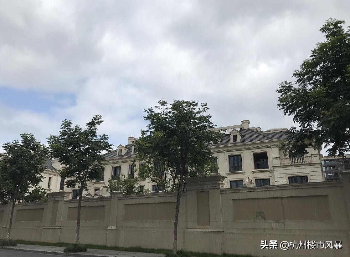 刚领出大证，紫金府已经有二手房挂牌了，单价6万+，会有人接盘吗