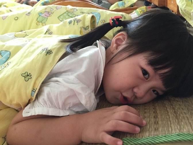 孩子排斥上幼儿园恐慌到睡不着觉,孩子在幼儿园午休难入睡怎么办