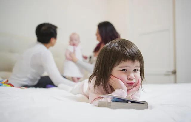 依恋布娃娃有哪些细节,小孩子对布娃娃的依恋