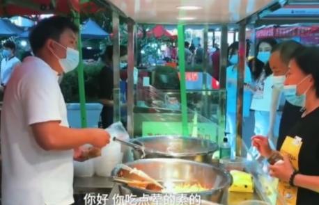 华中师范大学研究生，只因所学专业没选对，毕业后无奈选择卖鸡爪