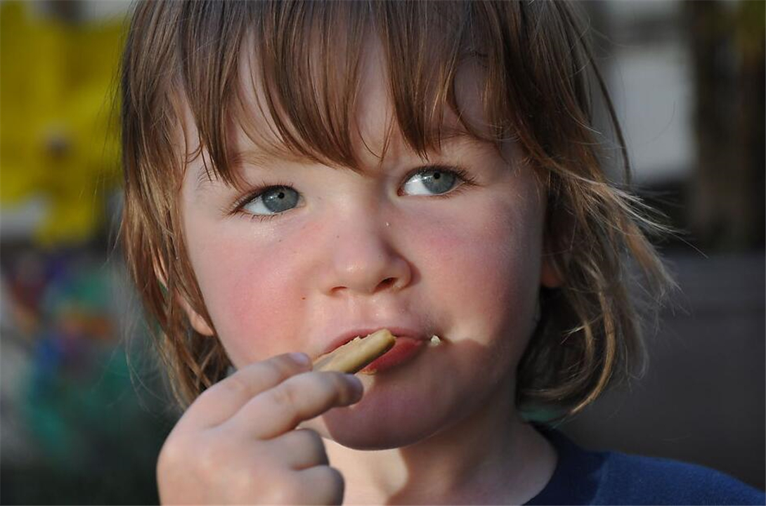 小孩异物卡喉急救方法,孩子异物卡喉急救后未排出没事吗