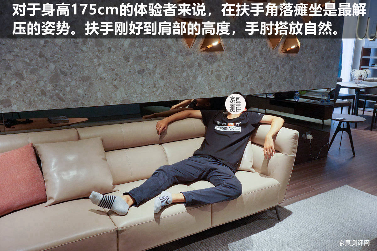 格调沙发哪个系列好用,黑白灰风格沙发搭配暖色沙发