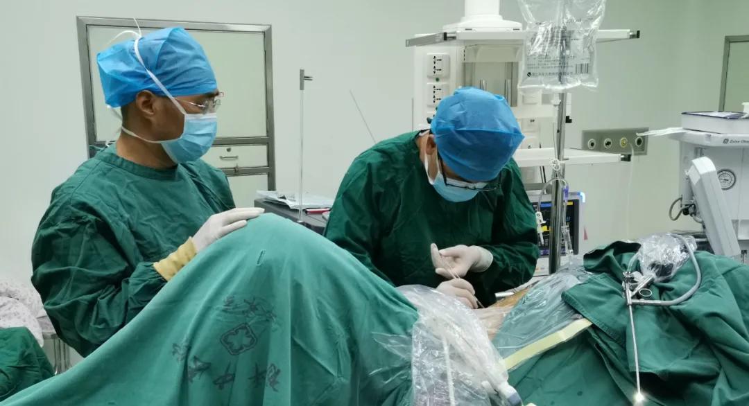 80岁大爷体内取出25厘米长管子,七旬老人体内取出65厘米超长血液