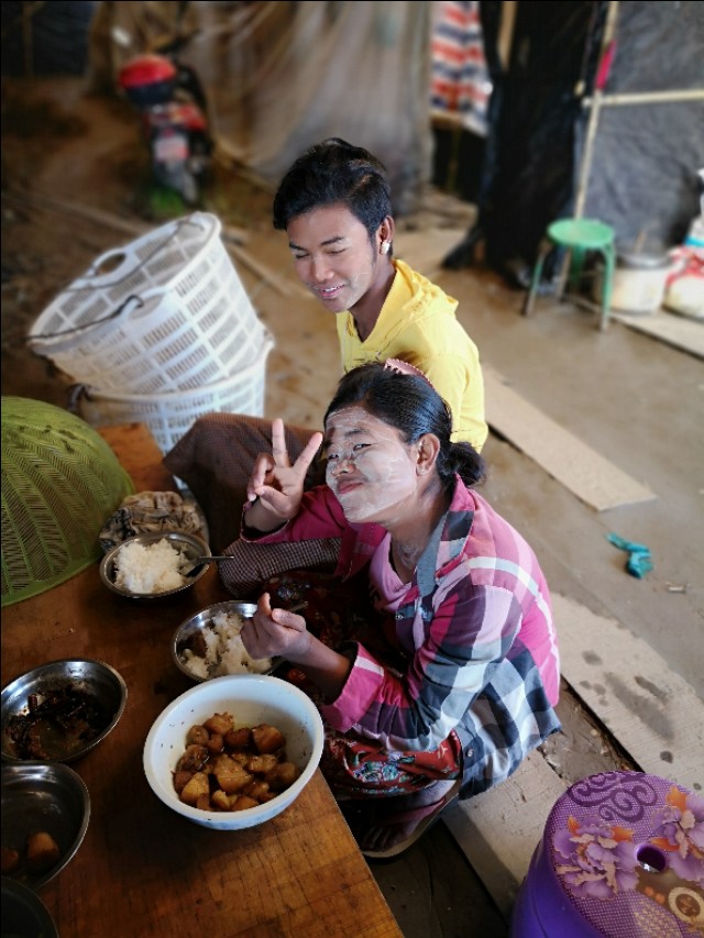 缅甸女人河边洗头,缅甸女街边洗头