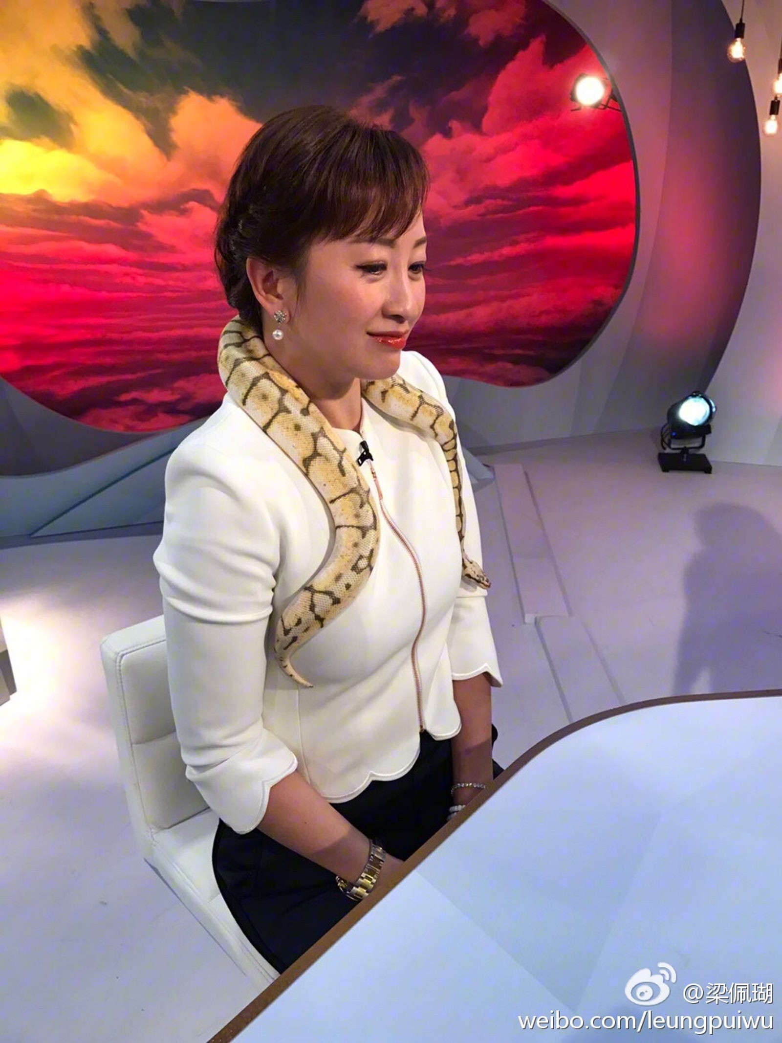 港姐吴婉芳好年轻,冻龄女神吴婉芳