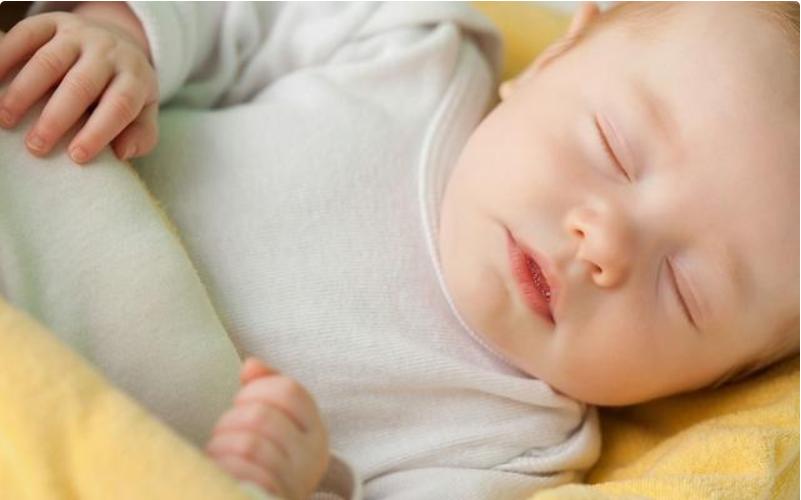 宝宝两个月睡整夜觉不吃奶正常吗,两个月宝宝睡整夜觉不喝奶怎么办