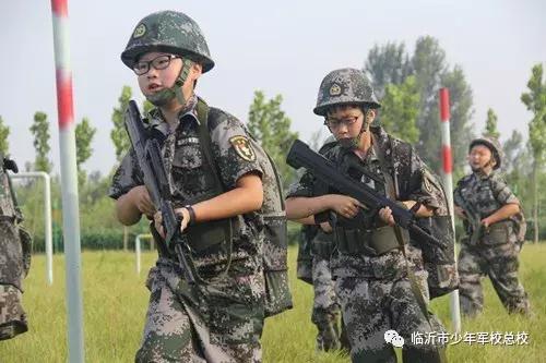 少儿军事夏令营暑假班,军事夏令营助力孩子们实现蜕变