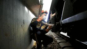 火车上的厕所是怎么处理的,火车上的厕所怎么堵住