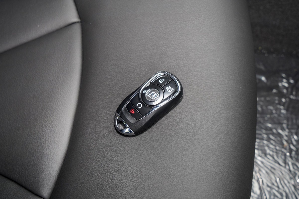 君越钥匙没电能打开门吗,君越车钥匙没电怎么启动车辆