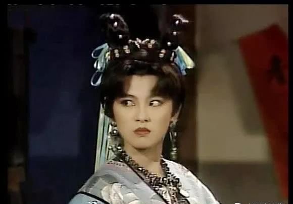 还记得28年前这部白天变成石像，晚上变成蝙蝠的古装玄幻剧吗？