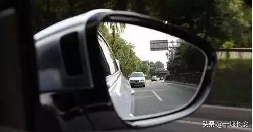 司机一个举动挽救了三个家庭,司机一个举动救了一个女孩