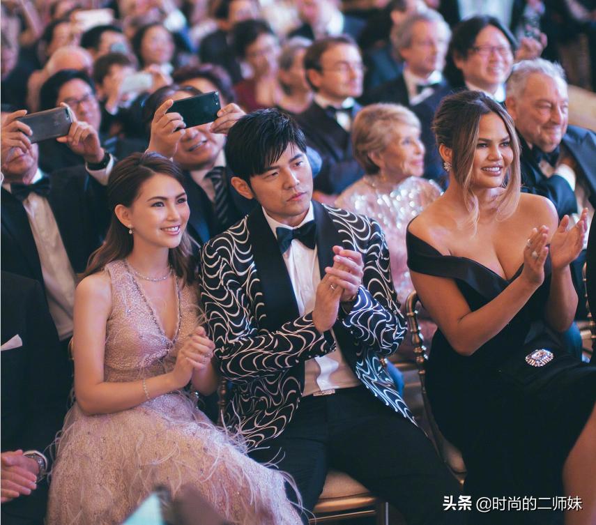 昆凌时尚大片曝光视频,昆凌现身紧身牛仔裤外套身材