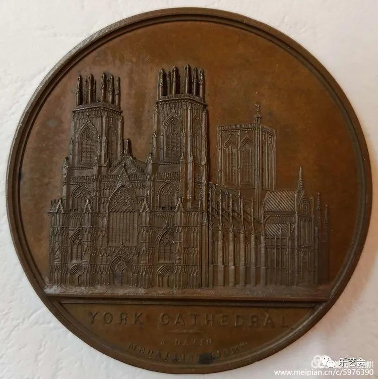 泉耕：教堂建筑金属章