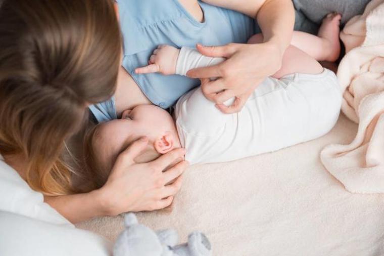 宝宝为什么吃母乳放下很容易醒,吃母乳宝宝睡一会就醒是怎么回事