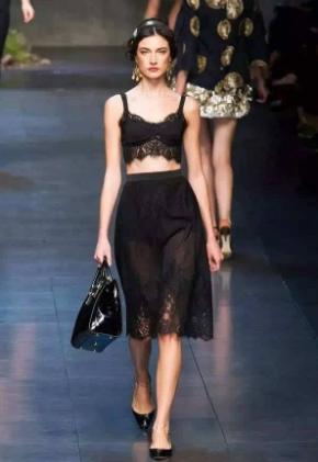 明星内衣秀：杨幂、赵丽颖、孟美岐，网友：都输给了45岁的她