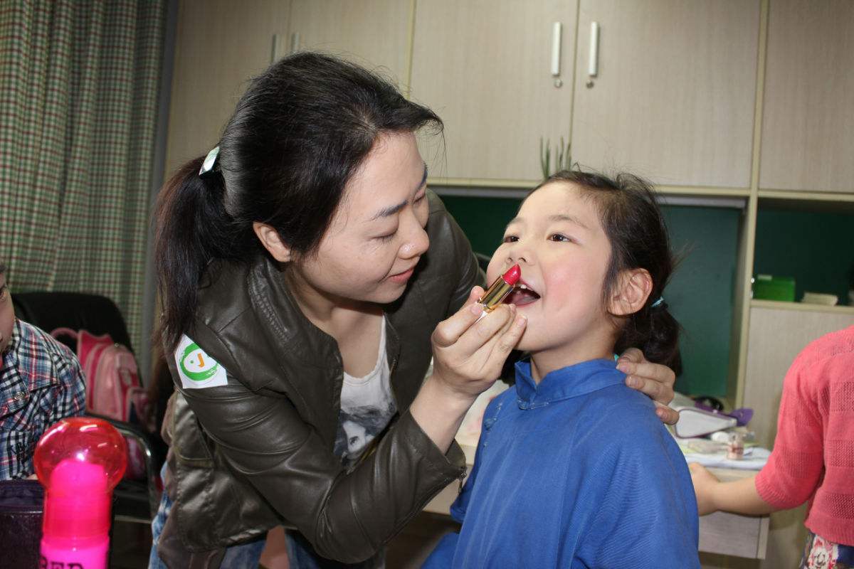 孩子偷偷用妈妈的口红怎么办,孩子总是偷涂口红怎么办