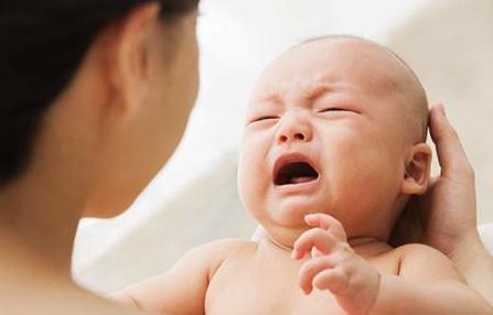 吃奶的时候哭闹到底是什么原因呢,吃奶哭闹什么原因