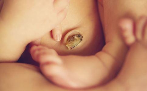 宝宝脏了怎样清洗干净,小月龄宝宝下半身怎么清洗