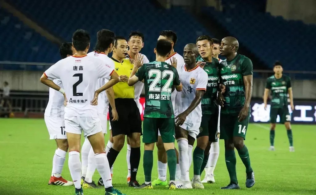 富力球员停赛,富力强援斥裁判吹罚太奇怪