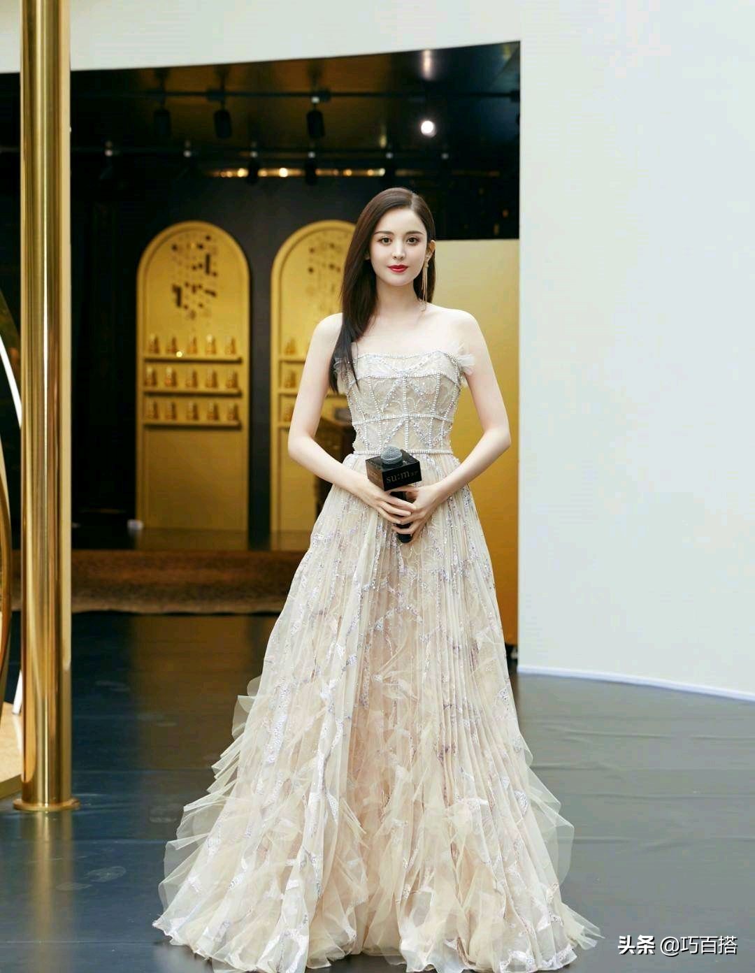 娜扎斜肩黑色丝绒长裙造型,娜扎吊带裙穿搭