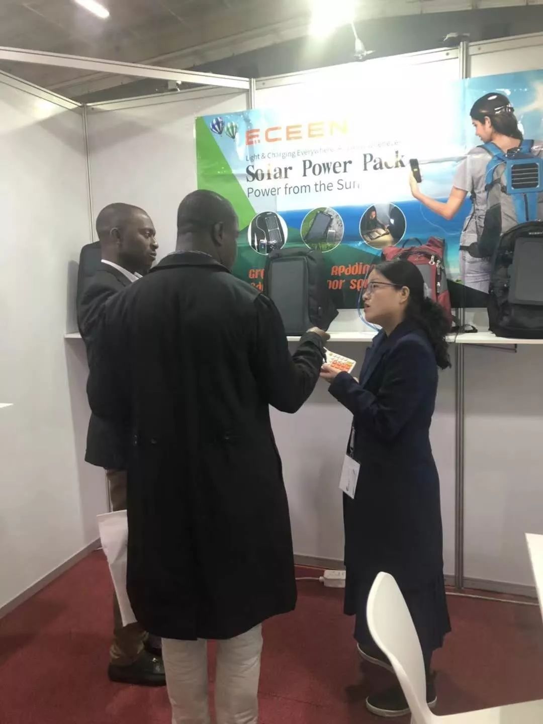 深圳80后跨国接济贫困儿，百万太阳能包，从美国改卖到非洲贫民窟