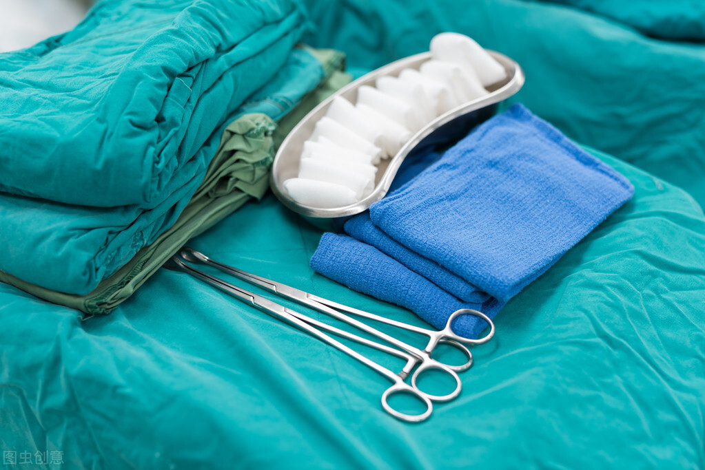 养狗皮肤病怎么治,狗被咬伤口化脓能自愈吗