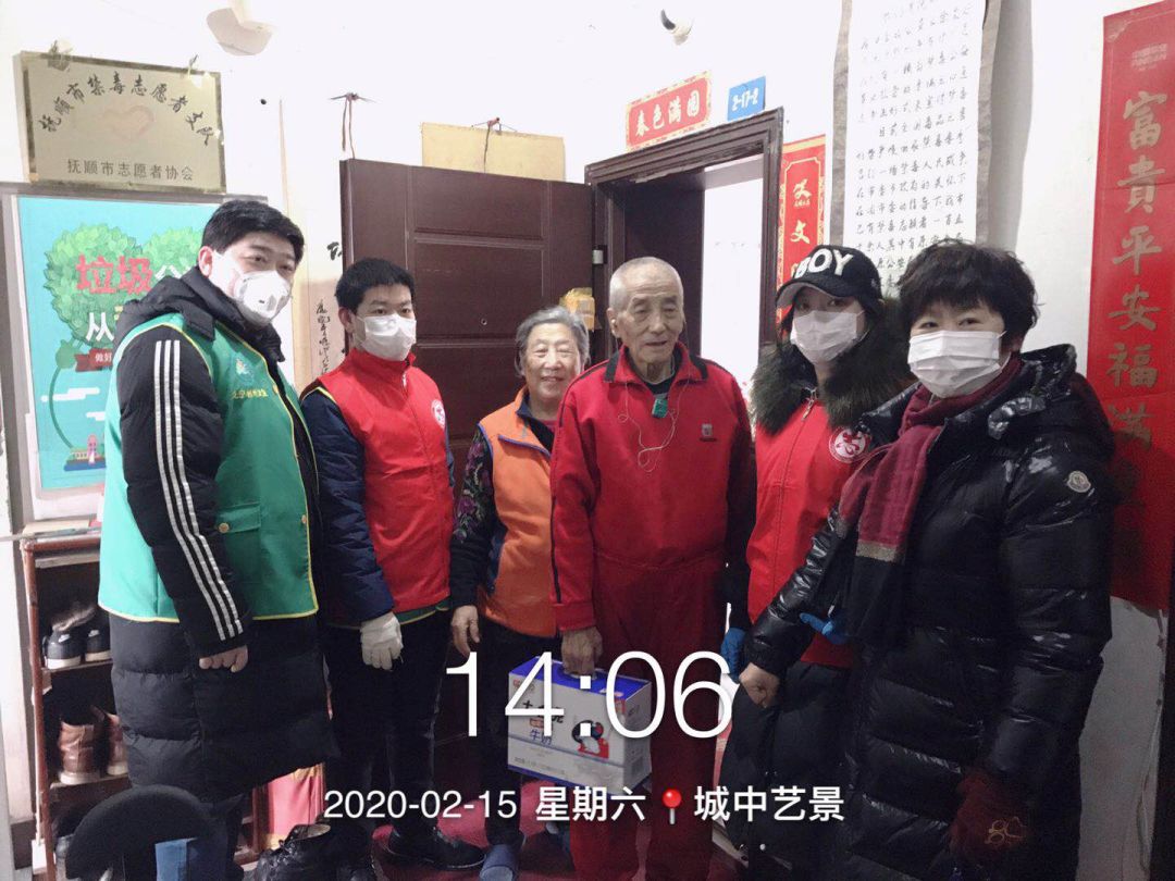 暴风雪之中的逆行利州公益志愿者为社区老人送防疫物资