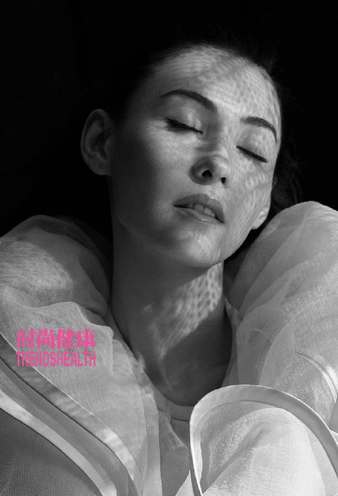 他爱穿裙子，和小18岁男友结婚，还是年轻女孩最爱的设计师之一