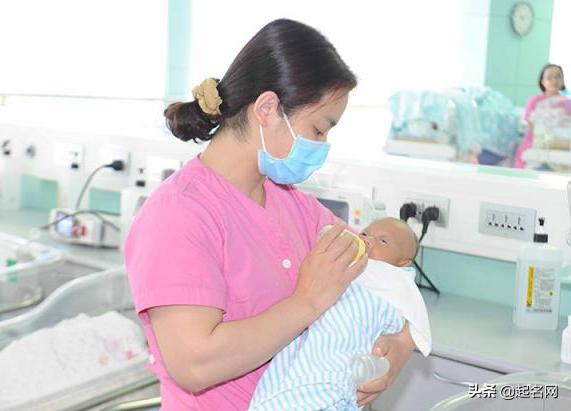 父亲给儿子取名字护士少写一笔,爸爸起名宇凡