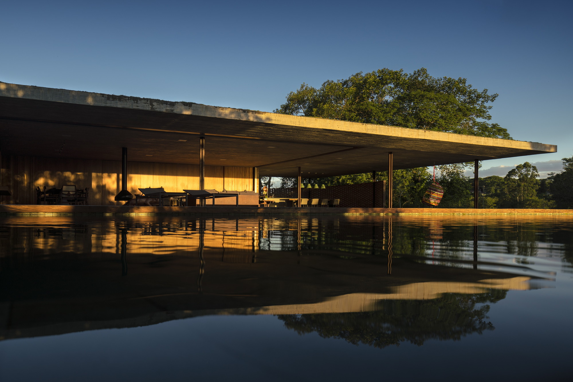 1000m²屋顶满种绿草，消隐在田园水光里的家