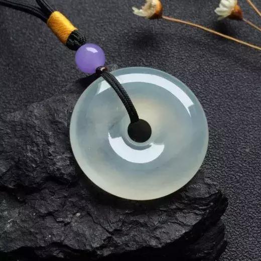 翡翠的8个误区：洗澡不能戴？只有缅甸产？原来这些年都被骗了