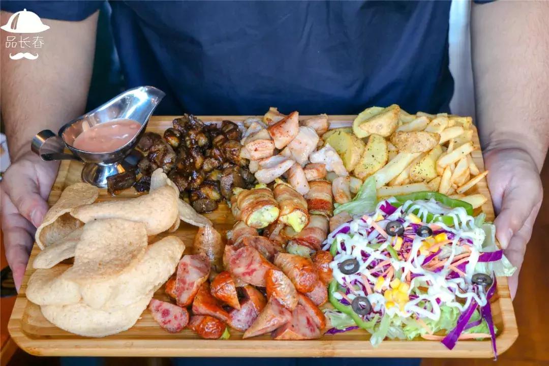 这家餐厅居然用外国大帅哥来吸引顾客