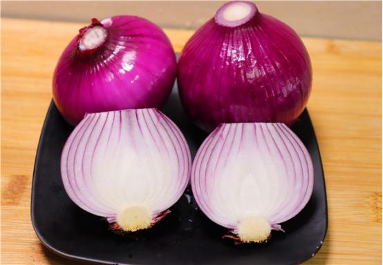 洋葱选白皮的好还是紫皮的好,生吃洋葱是白皮的好还是紫皮的好