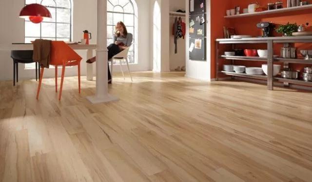 复合地板深色和浅色哪个好看,装修时选择地板都有哪些优缺点