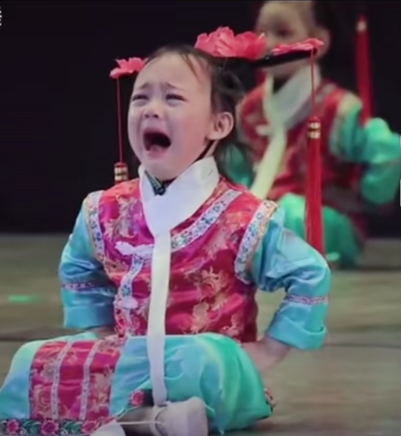 小萌娃哭得梨花带雨六一节视频,六一儿童节萌娃呆萌表情逗笑众人
